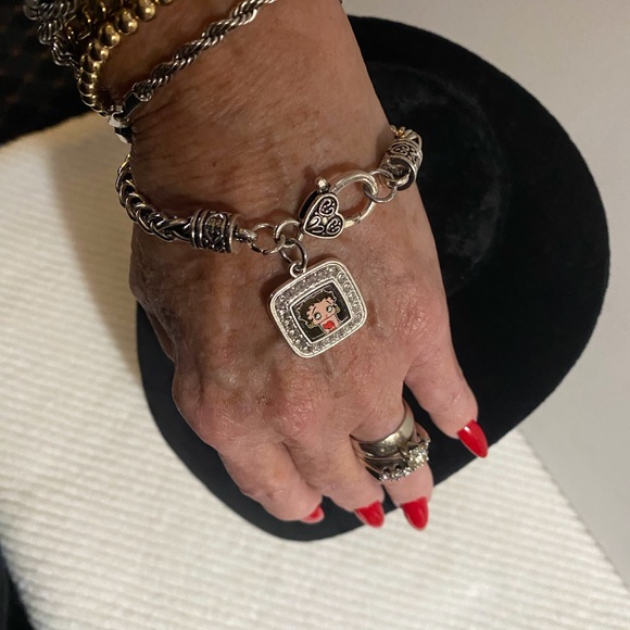 Betty Boop Themed Charm Bracelet with Heart and Character Pendant - Picture 6 of 8